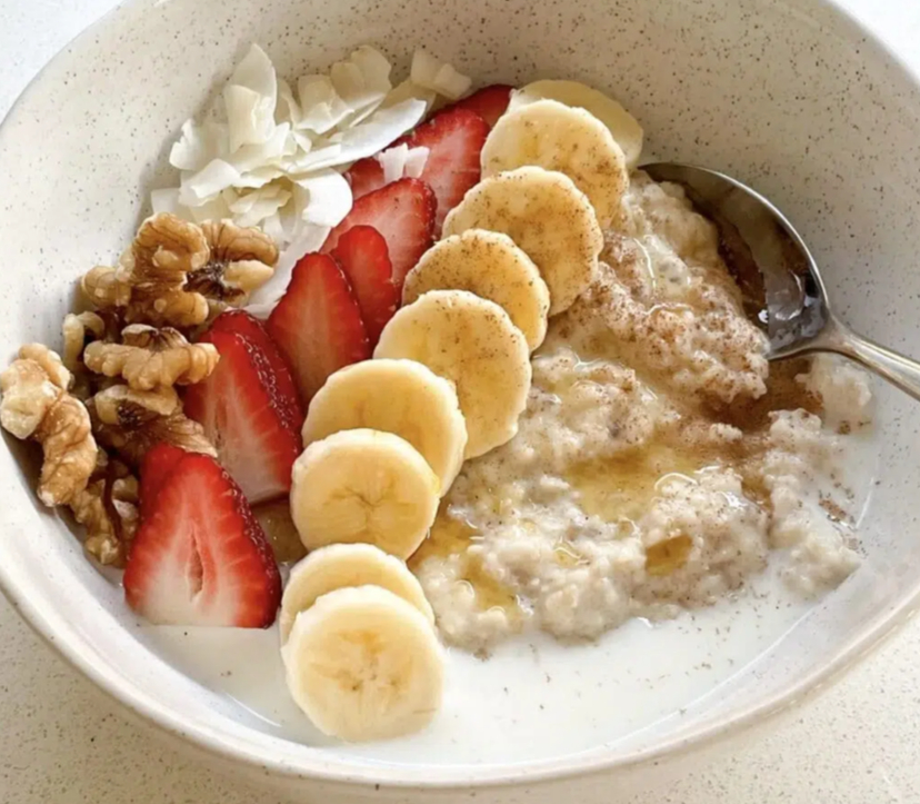 Cold Oatmeal with Coconut and Berries